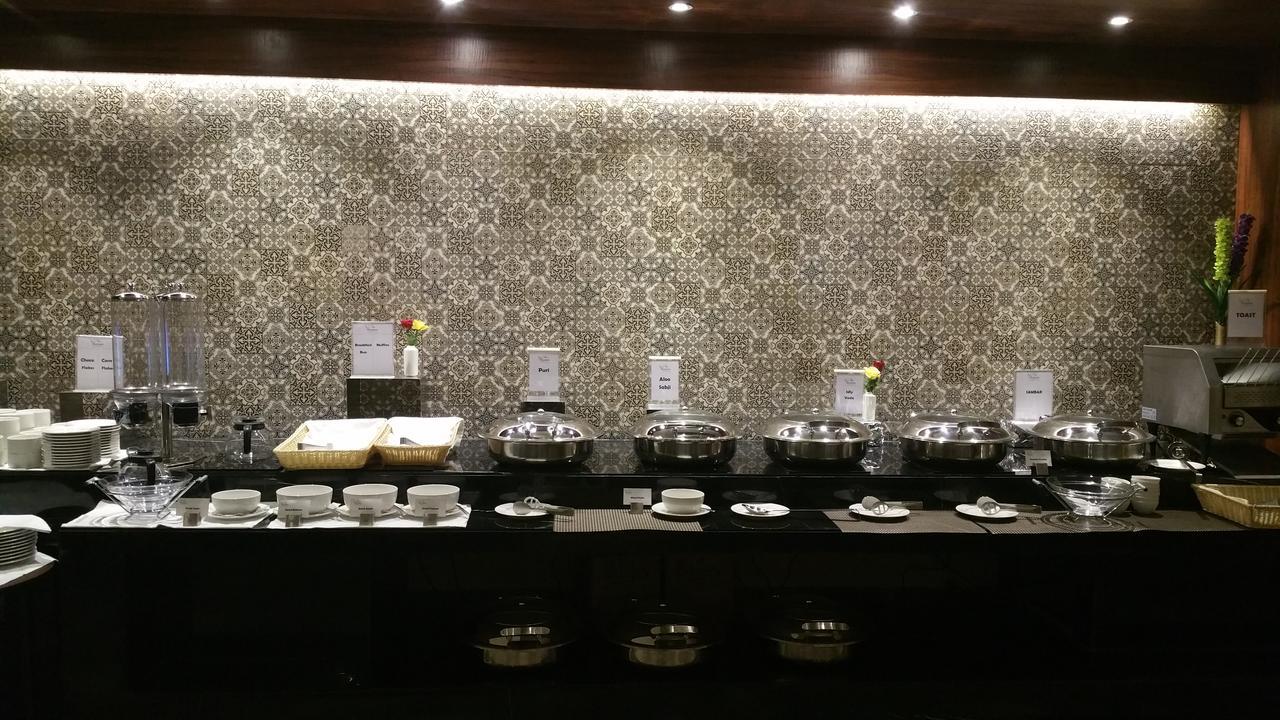 M Crown Hotel Σιλόνγκ Εξωτερικό φωτογραφία